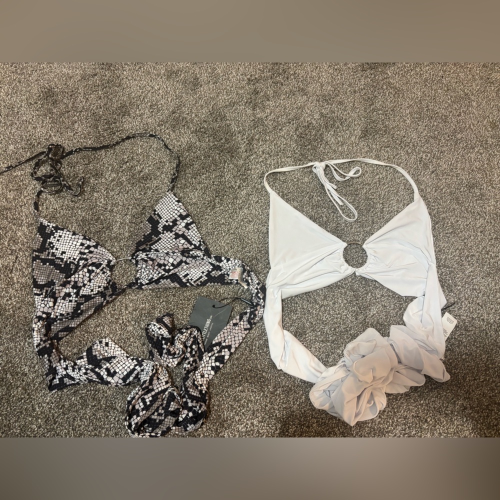 PrettyLittleThing Grey Snake Printed and White Plunge Ring Detail Bralet